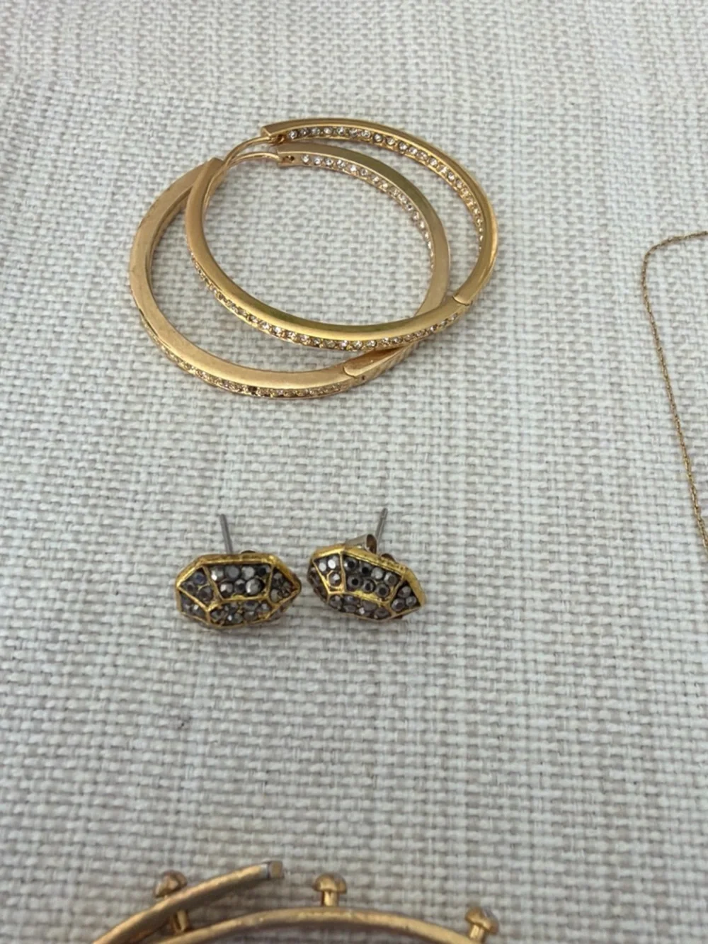 Jewelry lot Gold-Tone Bracelets, Earrings, Necklace - Women’s Statement Jewelry - Picture 2 of 7